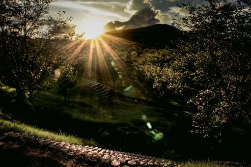 <五島の風景>山の上の駐車場からの日の出 <五島の風景>山の上の駐車場からの日の出の写真