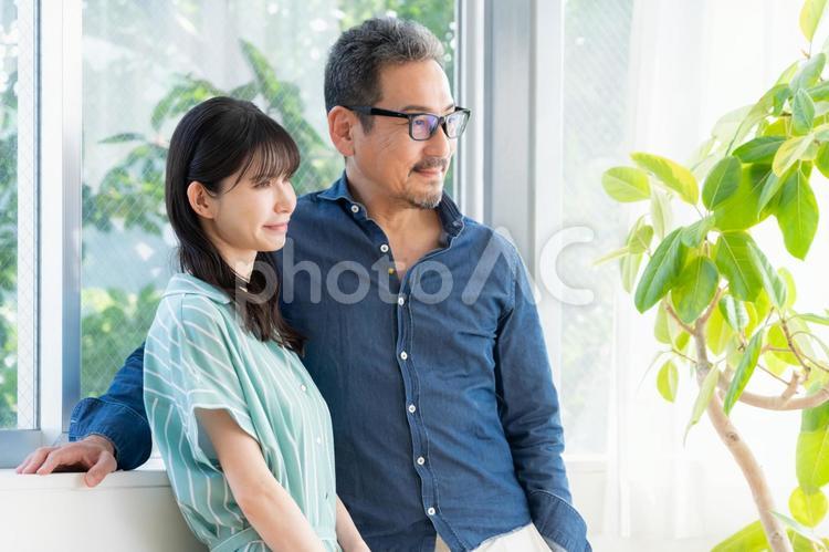 リビングでくつろぐミドルの夫婦 夫婦,家族,ミドルの写真素材