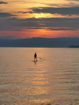 SUP 1 sup,夕日,湖の写真素材