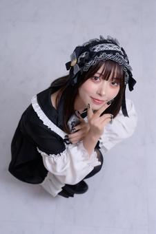 座ってこちらを見上げる地雷系女子 座ってこちらを見上げる地雷系女子 上目遣い,20代,女性の写真素材