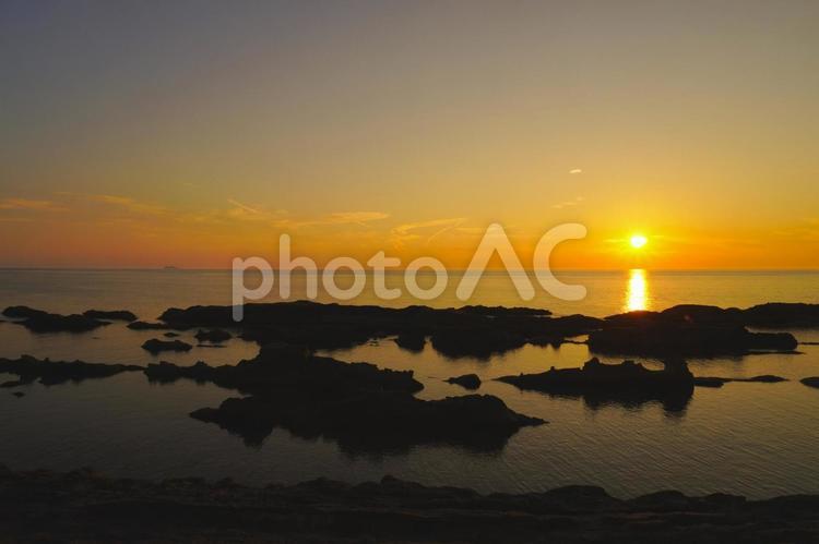 弁慶の洗濯岩から見る夕日③　福井県福井市 夕日,夕陽,夕景の写真素材
