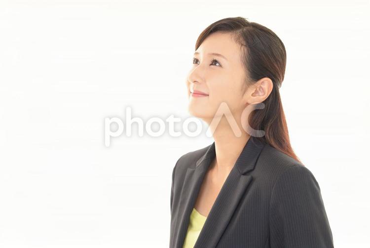 上を見上げる女性 女性,ビジネスウーマン,仕事の写真素材
