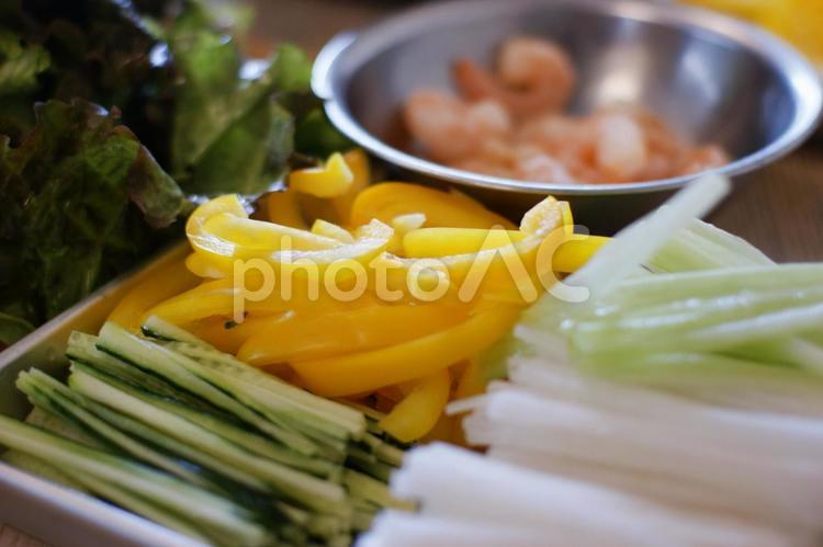 生春巻きの材料、細切りの野菜 食,食べ物,材料の写真素材