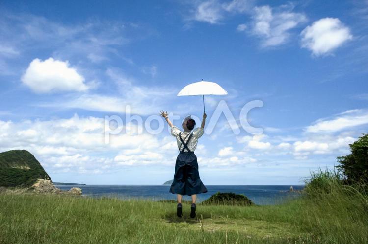 ＜素材＞夏の芝生公園で元気に遊ぶ女性 女性,青空,空の写真素材