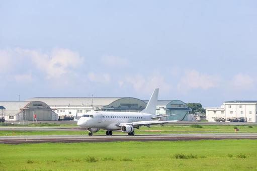 静けさを破る着陸音 静けさを破る着陸音 飛行機,航空機,旅客機の写真素材