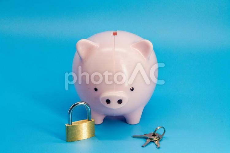 豚の貯金箱と鍵 豚,貯金箱,南京錠の写真素材