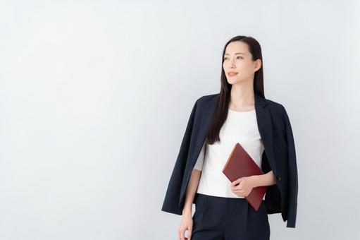 白バックの若いビジネスウーマン 白バックの若いビジネスウーマン ビジネス,女性,ビジネスウーマンの写真素材