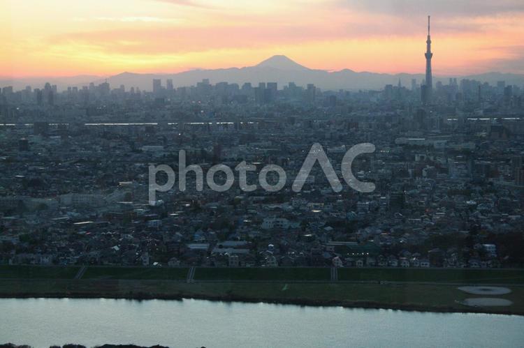 スカイツリーと富士山と江戸川1 オレンジ,スカイツリー,ビルの写真素材