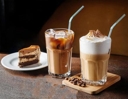アイスカフェラテとチョコレートケーキ アイスカフェラテとチョコレートケーキの写真