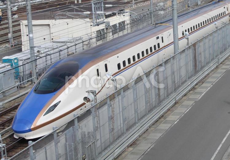 長野発　北陸新幹線　E7系 新幹線,北陸新幹線,長野駅の写真素材