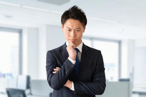 考えごとをする男性ビジネスマン 考えごとをする男性ビジネスマン 男性,考える,悩むの写真素材