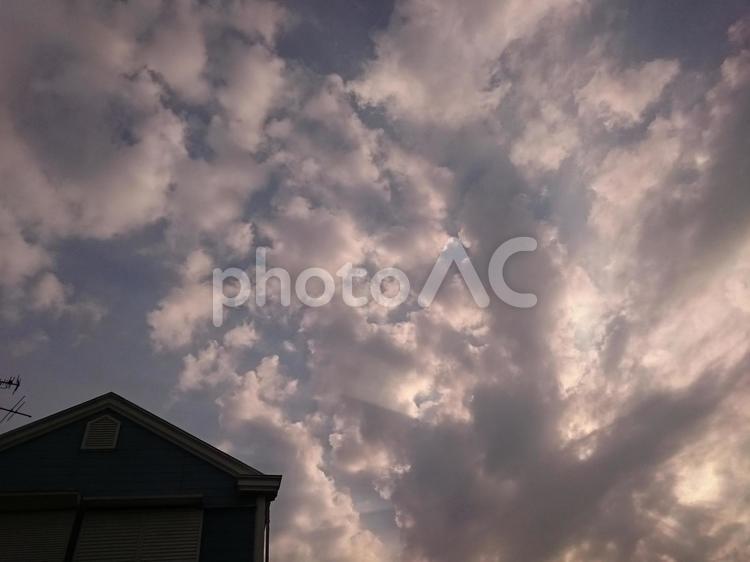 三角屋根と雲 シルエットで映す,何人もありません,光の写真素材