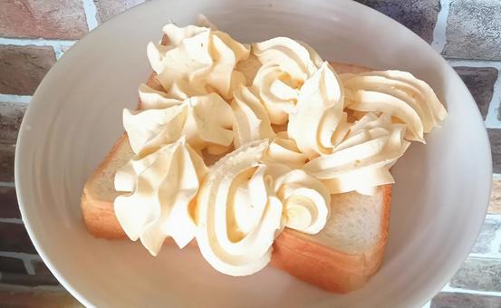クリームいっぱいのパン クリームいっぱいのパン クリーム,食パン,たくさんの写真素材