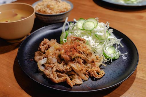 豚肉炒めの家庭的な夕食 豚肉炒めの家庭的な夕食 夕食,晩ごはん,家庭料理の写真素材