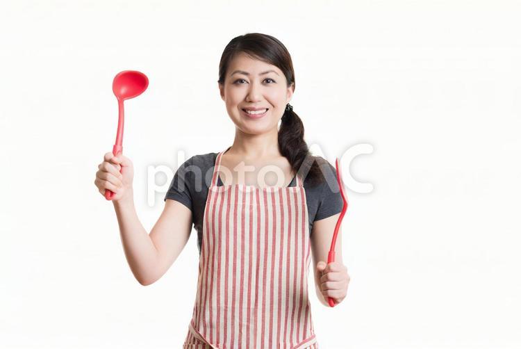 料理用具を持っている笑顔の女性 1人,アジア人,イメージの写真素材