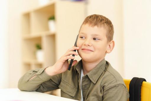屋内で電話する男の子 男の子,子ども,人物の写真素材