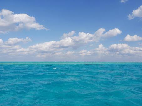 夏の海 ヨロンブルーと青空 夏の海 ヨロンブルーと青空の写真