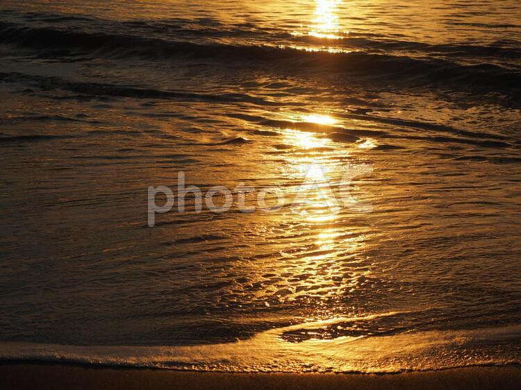 夕日の波打ち際 秋,自然,風景の写真素材