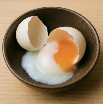 割れた殻の中からとろける黄身の写真