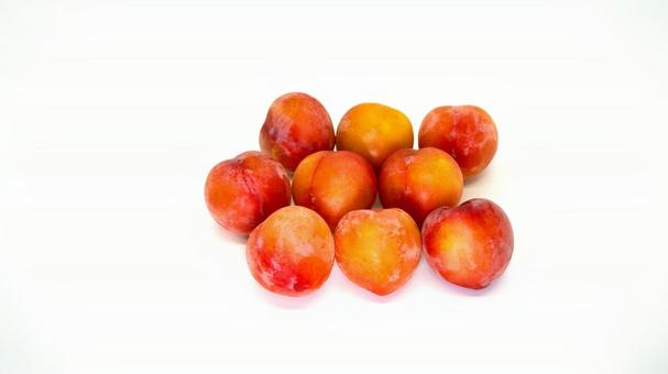 熟したプラムの盛り合わせの写真