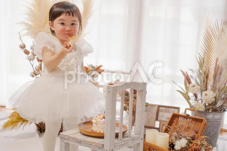 オシャレな部屋で写真撮影をする女の子 笑顔,子供,子どもの写真素材