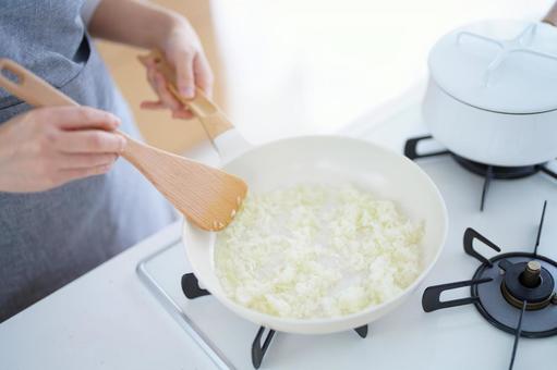 玉ネギのみじん切りを炒める手元 玉ネギのみじん切りを炒める手元 玉ネギ,炒める,フライパンの写真素材
