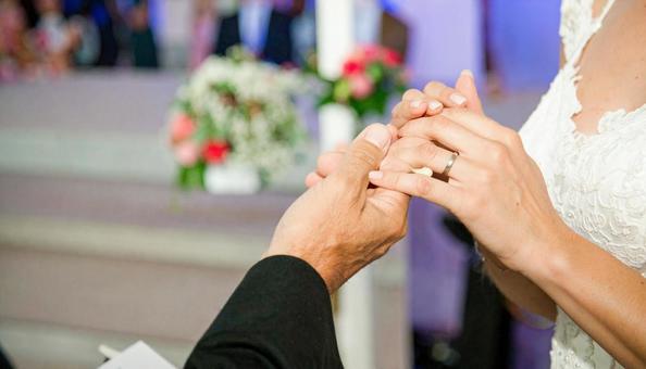 結婚指輪の交換手元のクローズアップ 結婚指輪の交換手元のクローズアップの写真