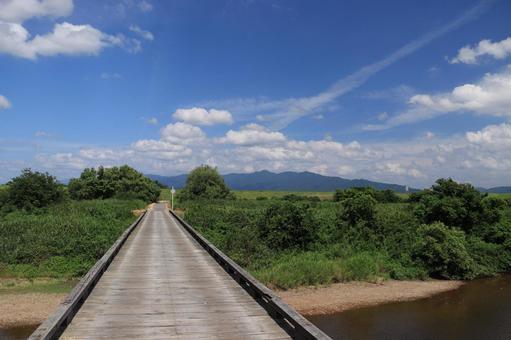 夏の景色と橋と夏空と小川 夏の景色と橋と夏空と小川 夏の景色,小川,橋の写真素材