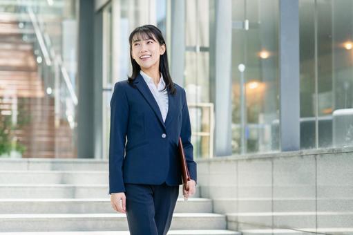 オフィスで働く若いビジネスウーマン オフィスで働く若いビジネスウーマンの写真