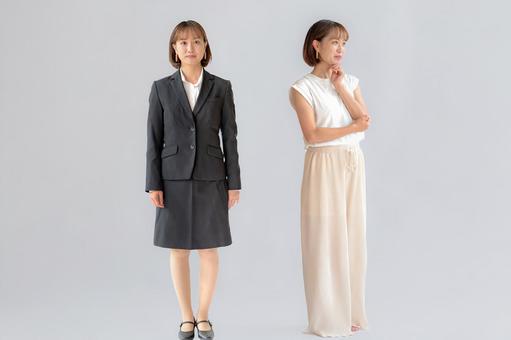 スーツと私服の女性 スーツと私服の女性 オンとオフ,働く女性,会社員の写真素材