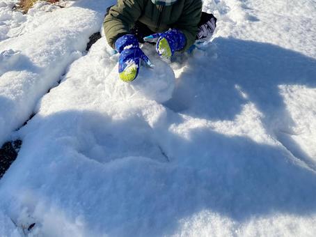公園で雪遊びをする小学生男子 公園で雪遊びをする小学生男子の写真