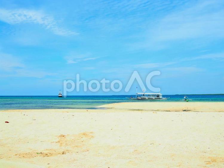 砂浜と海と船と青空 海,砂浜,青空の写真素材