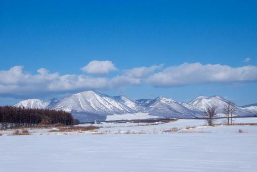 ウペペサンケ山と然別の山々 ウペペサンケ山と然別の山々 青空,雪山,雪原の写真素材