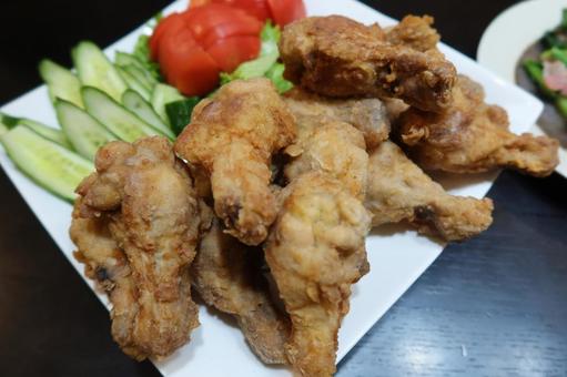 自家製骨付きフライドチキン(アップ) 自家製骨付きフライドチキン(アップ)の写真
