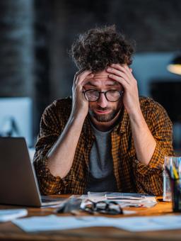 ストレスに直面する経営者のポートレート ストレスに直面する経営者のポートレートの写真