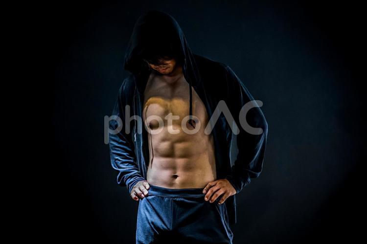 筋肉を鍛える男性 筋肉,マッチョ,腹筋の写真素材