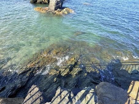 透き通る海と岩場に映る影 透き通る海と岩場に映る影の写真