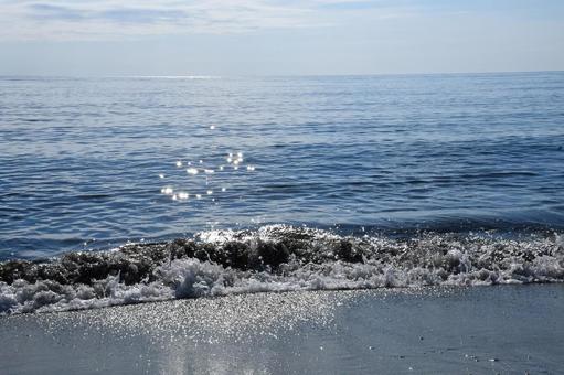 夏の海 水平線あり 夏の海 水平線あり 波打ち際,波,さざなみの写真素材