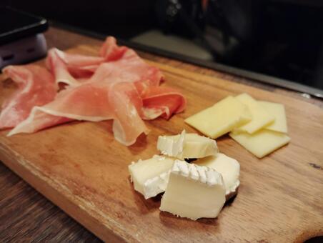 生ハムとチーズの盛り合わせ 生ハム,チーズ,盛り合わせの写真素材