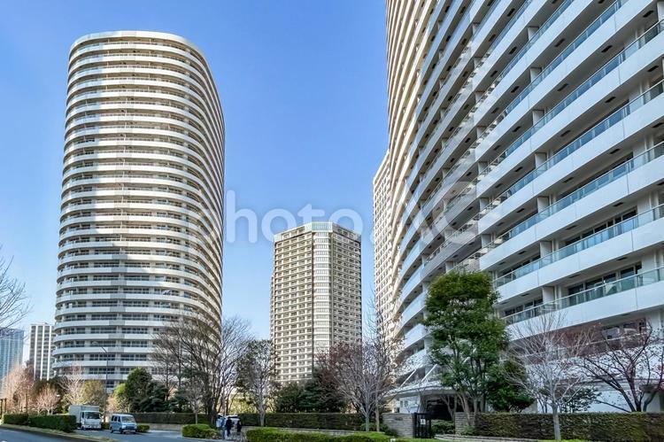 いくつも並ぶ上質で美しいタワーマンション タワーマンション,分譲マンション,上質の写真素材