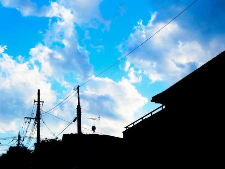 雲のある青い空と町 雲のある青い空と町の写真