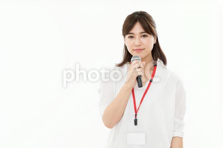 若い女性　会議　講演会　マイク　説明 女性,人物,セミナーの写真素材