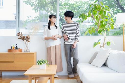 リビングでくつろぐ若いカップル リビングでくつろぐ若いカップル 夫婦,カップル,リビングの写真素材