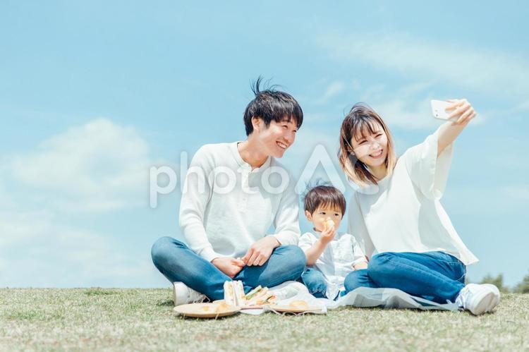 スマホで写真を撮る家族・赤ちゃん スマホ,自撮り,セルフィーの写真素材