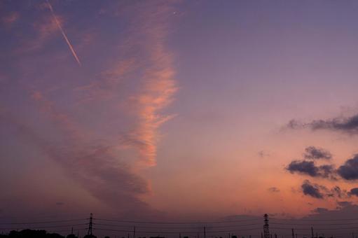 夕焼け空に浮かぶ飛行機雲 夕焼け,夕暮れ,夕方の写真素材