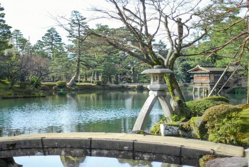 兼六園 薦掛けの虹橋とことじ灯籠（石川） 兼六園,霞ヶ池,ことじ灯籠の写真素材