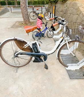 自転車を停める子ども 駐輪,幼児,女の子の写真素材