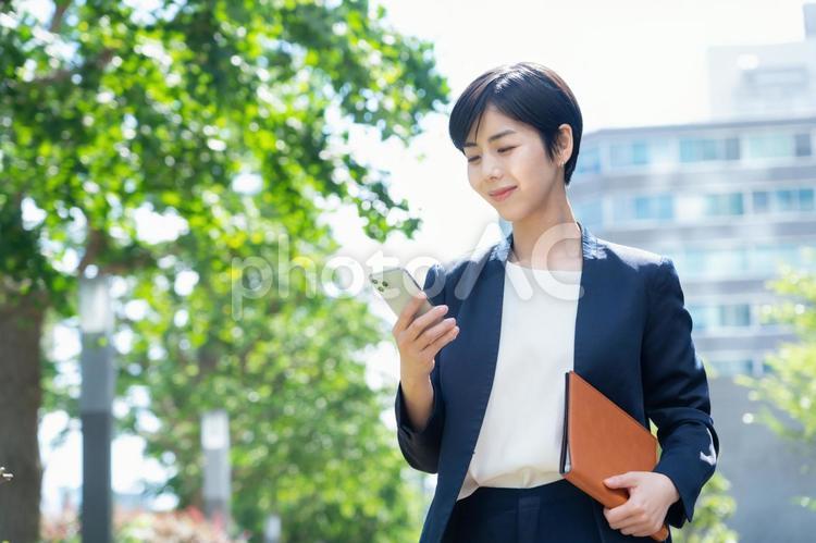 オフィス街で働く若いビジネスウーマン ビジネス,女性,ビジネスウーマンの写真素材