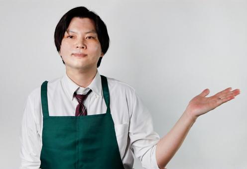 緑エプロンの若い店員 緑エプロンの若い店員の写真