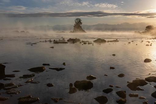 幻想的な雨晴海岸の毛嵐 雨晴海岸,けあらし,毛嵐の写真素材